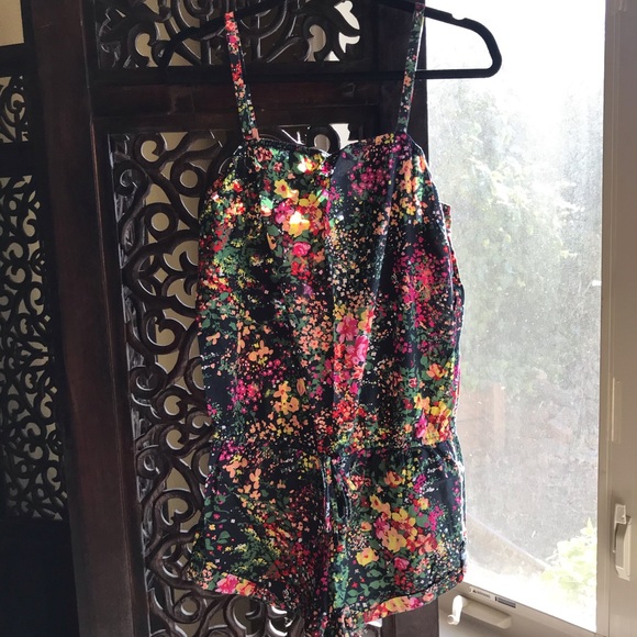 🦚 Victoria’s Secret PINK Navy Floral Romper - Picture 2 of 8
